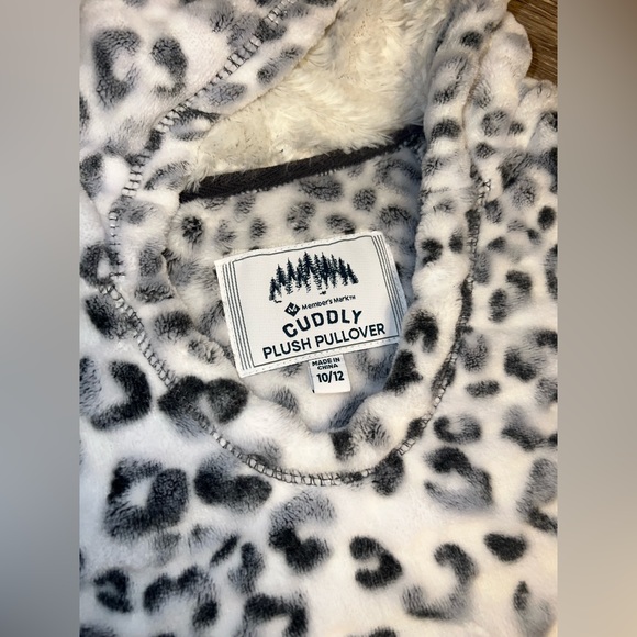 Makers Mark Cuddly Plush Pullover - Picture 3 of 5